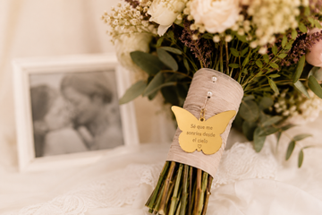 🦋 ¿Qué significa una mariposa en una boda? El motivo por el que cada vez más novias la llevan en su ramo