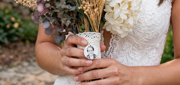 Cómo llevar la foto de un ser querido en tu ramo de novia