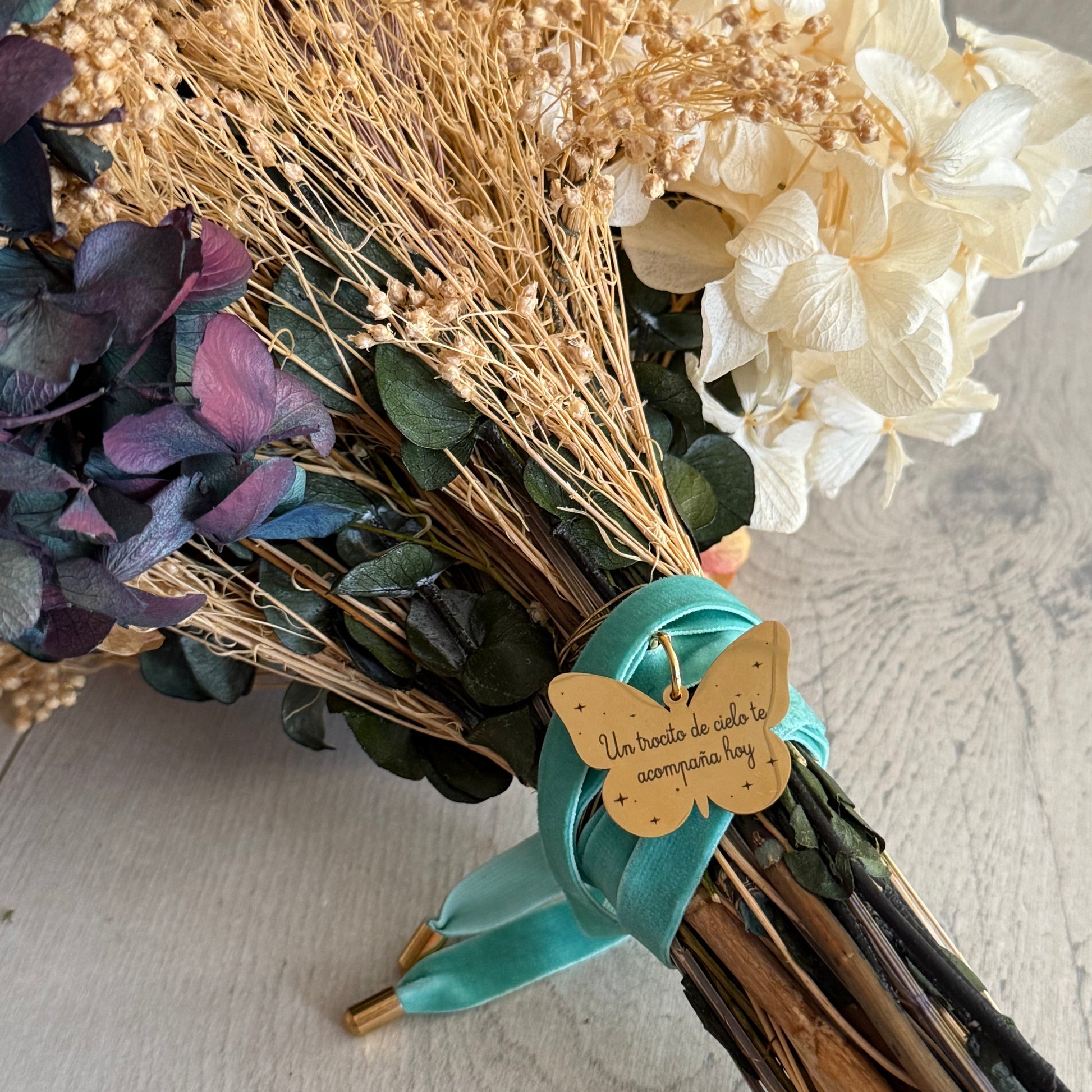 Medalla personalizada para ramo de novia con frase: forma de mariposa